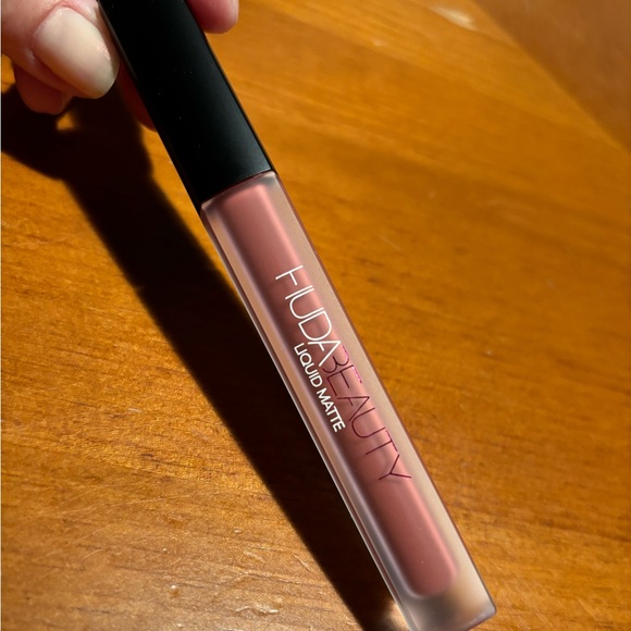 Huda Beauty Liquid Matte Lipstick Bombshell - Picture 7 of 16